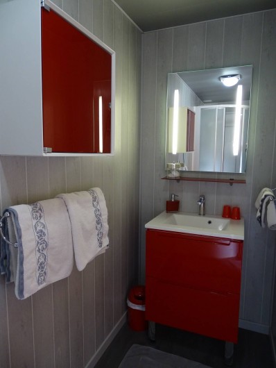 Location de vacances - Chambre d'hôtes à Bréville-les-Monts - salle de douche Côte Fleure
