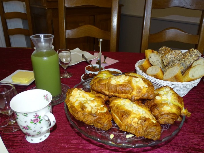 Location de vacances - Chambre d'hôtes à Bréville-les-Monts - table des petits déjeuners