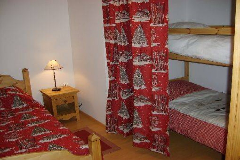 Location de vacances - Appartement à Gérardmer - Chambre "Edelweiss" lit double + lits superposés