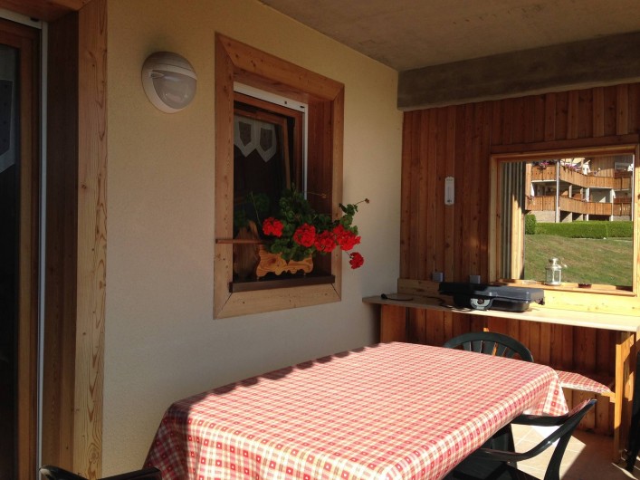 Location de vacances - Appartement à Gérardmer - Jolie terrasse vue lac, barbecue, plancha, friteuse