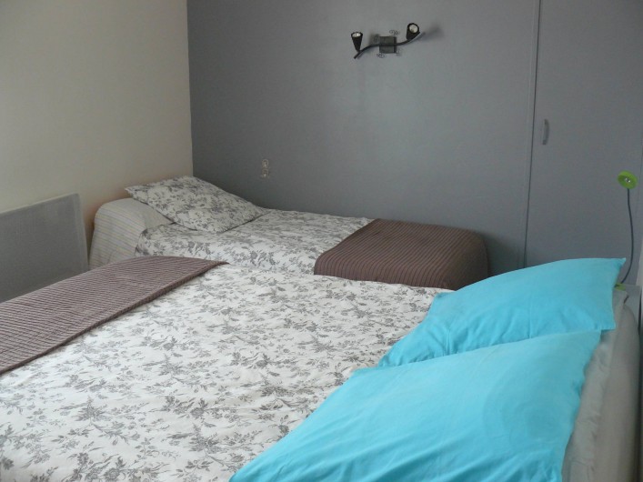 Location de vacances - Chambre d'hôtes à Villeneuve-lès-Béziers - Chambre au 2ème étage. Un lit double et un lit simple