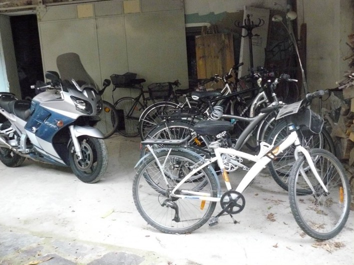 Location de vacances - Chambre d'hôtes à Villeneuve-lès-Béziers - Nous disposons d'une cour fermée pour vélos et motos