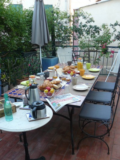 Location de vacances - Chambre d'hôtes à Villeneuve-lès-Béziers - Petit déjeuner sur la terrasse