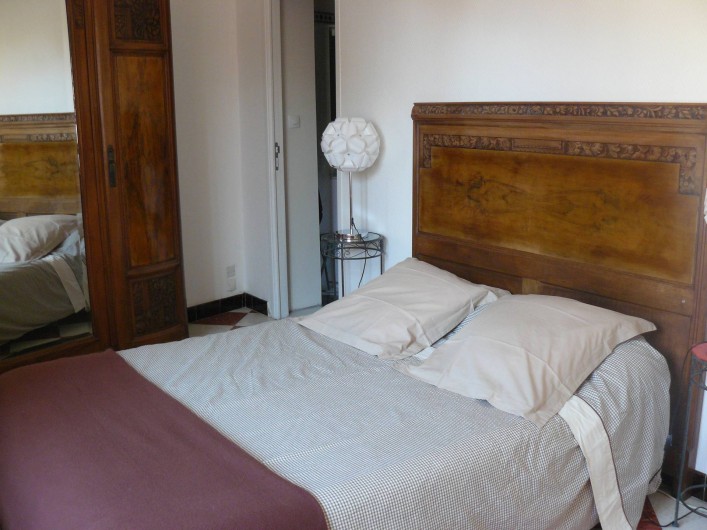 Location de vacances - Chambre d'hôtes à Villeneuve-lès-Béziers - La chambre du rez-de-chaussée. Un lit double.