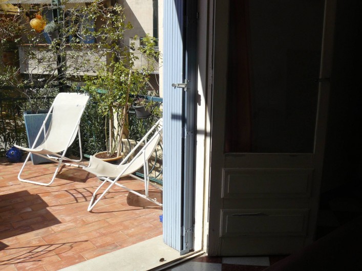 Location de vacances - Chambre d'hôtes à Villeneuve-lès-Béziers - La chambre du rez-de-chaussée qui donne accès à la terrasse