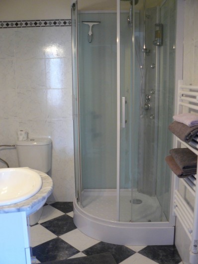 Location de vacances - Chambre d'hôtes à Villeneuve-lès-Béziers - Chambre du rez-de-chaussée : salle de douche