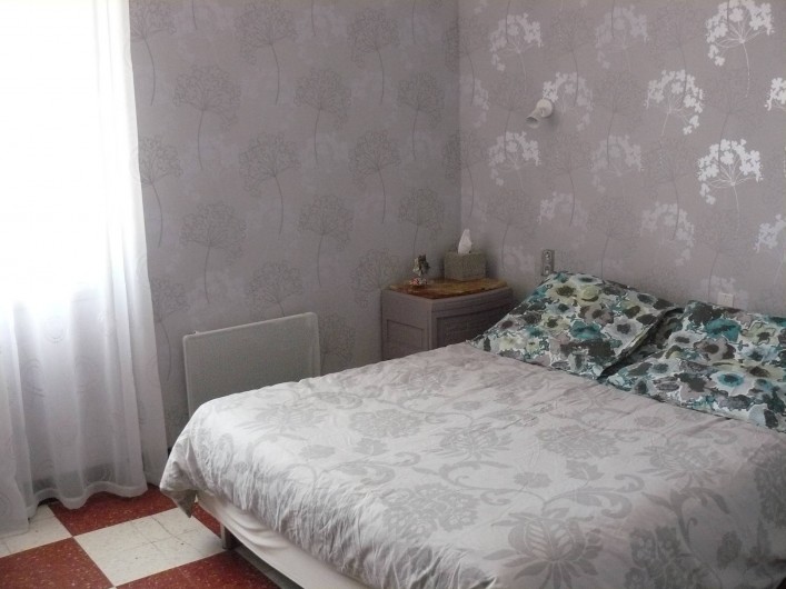 Location de vacances - Chambre d'hôtes à Villeneuve-lès-Béziers - Suite familiale au 1er étage. Chambre avec un lit double