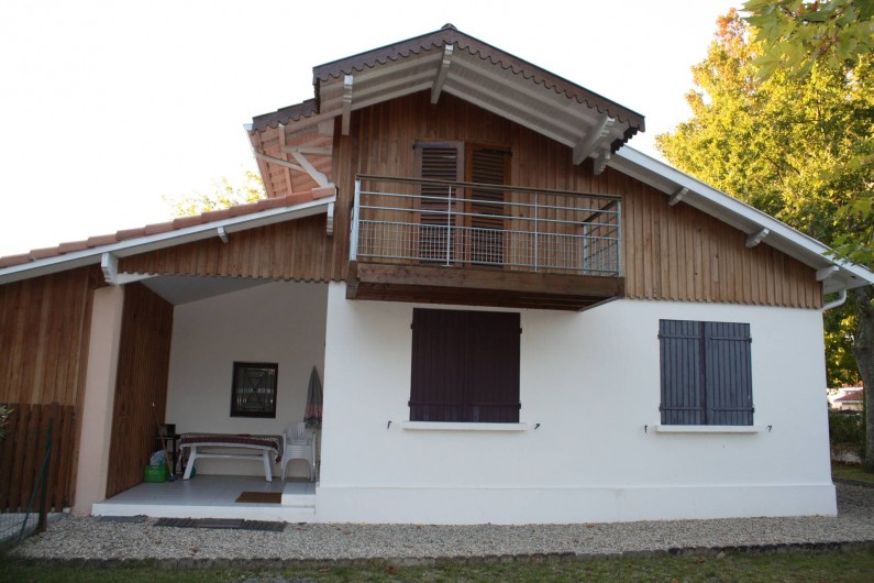 Location de vacances - Villa à Andernos-les-Bains - Façade côté jardin et terrasse couverte