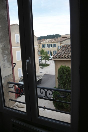 Location de vacances - Appartement à Charleval - la vue de la chambre sur le village de l'appart 5