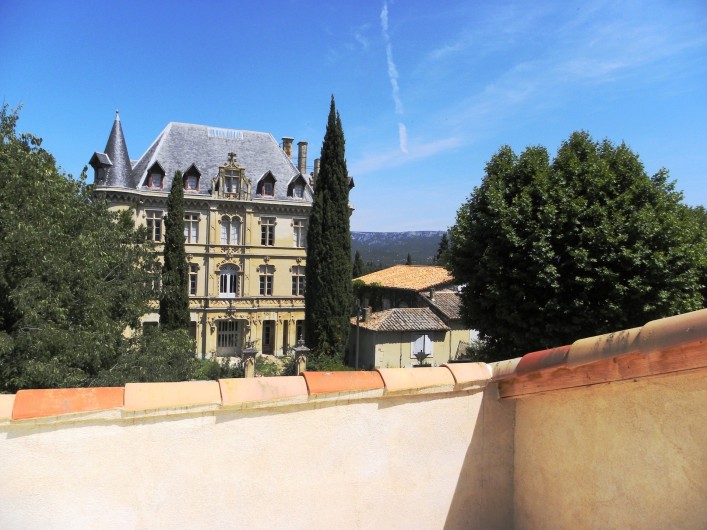 Location de vacances - Appartement à Charleval - la vue sur le château à partir de sa terrasse fraîche au nord de l'appart 5