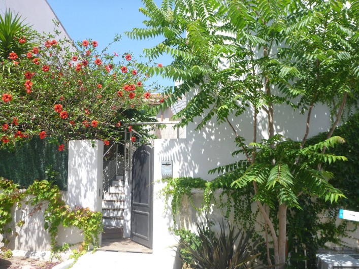 Location de vacances - Villa à Calvi - Notre entrée sur le jardin de 60 m²,fleuri et ombragé