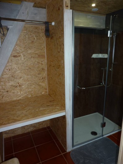 Location de vacances - Chambre d'hôtes à Aubigny-au-Bac - salle de bain du pigeonnier