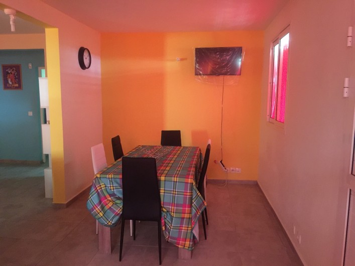 Location de vacances - Appartement à Les Abymes - La salle à manger devant la télévision.