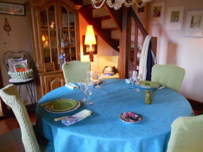 Location de vacances - Chambre d'hôtes à Les Andelys - Une table mise dans la salle a manger intérieure