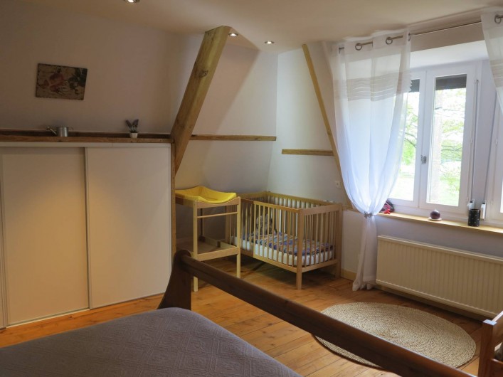 Location de vacances - Gîte à Barentin - chambre 2 : lit bébé et table à langer