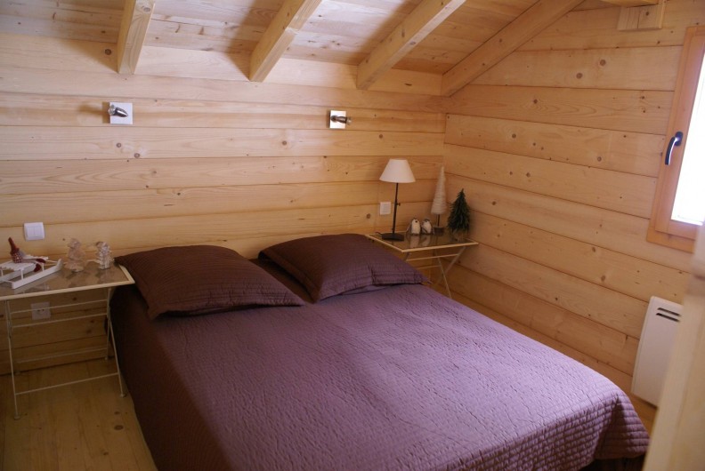 Location de vacances - Chalet à Saint-Paul-sur-Ubaye - chambre donnant sur l'arrière du chalet avec 1 lit 140/190