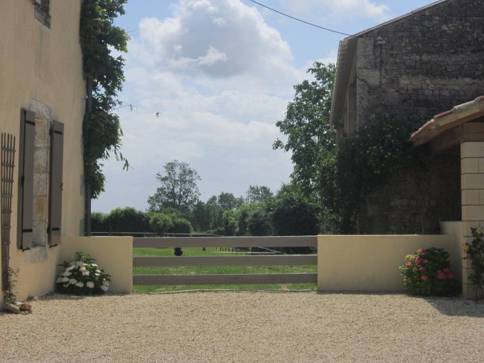 Location de vacances - Chambre d'hôtes à Ardin - Côté cour et vue sur jardin