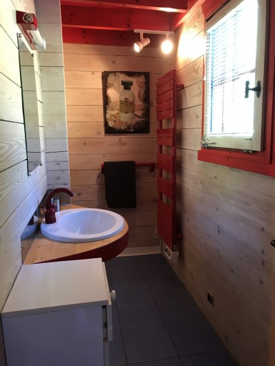 Location de vacances - Chalet à La Bresse - Salle de bain avec douche et sèche serviette électrique