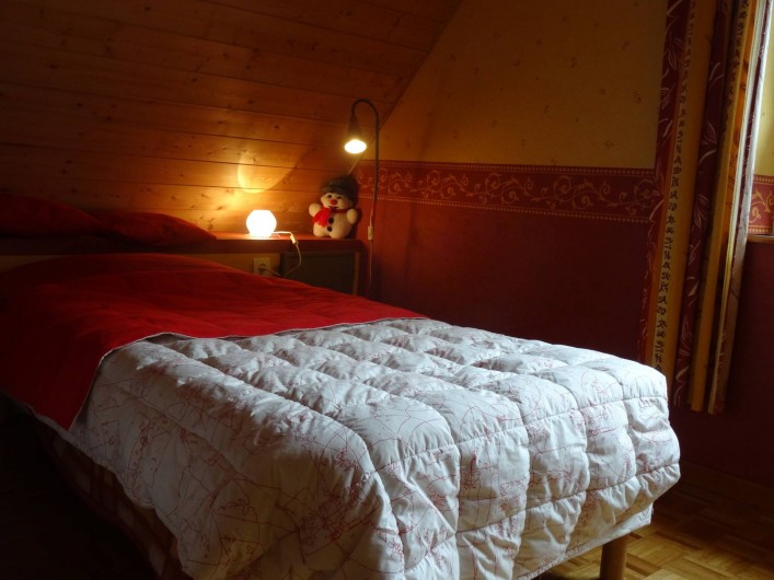 Location de vacances - Gîte à Fréland - lit 1 personne chambre rouge