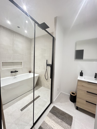 Location de vacances - Villa à La Tranche-sur-Mer - salle de bain avec baignoire, douche et wc