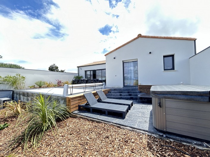 Location de vacances - Villa à La Tranche-sur-Mer - vue arrière piscine et spa