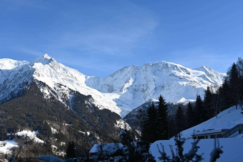 Location de vacances - Chalet à Saint-Nicolas de Véroce - La vus sur le massif du Mont Blanc depuis le balcon du séjour