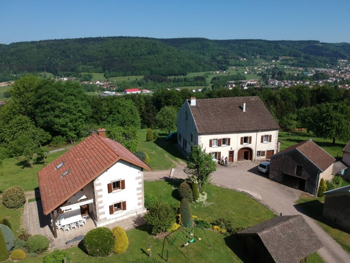 Location de vacances - Maison - Villa à Le Val-d'Ajol - vue d'extérieur en été avec drone