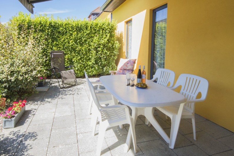 Location de vacances - Maison - Villa à Rosheim - Terrasse équipée - grande table jusqu'à 6 personnes - transat + chaise longue