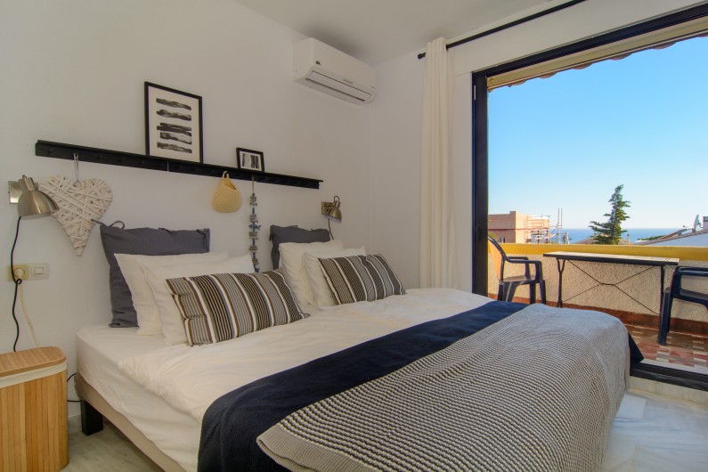 Location de vacances - Villa à Marbella - Vue sur la mer depuis le balcon de la chambre d'amis