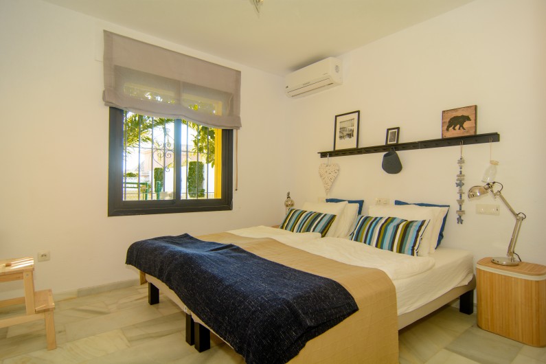 Location de vacances - Villa à Marbella - Deux lits simples et une lampe de lecture dans la chambre
