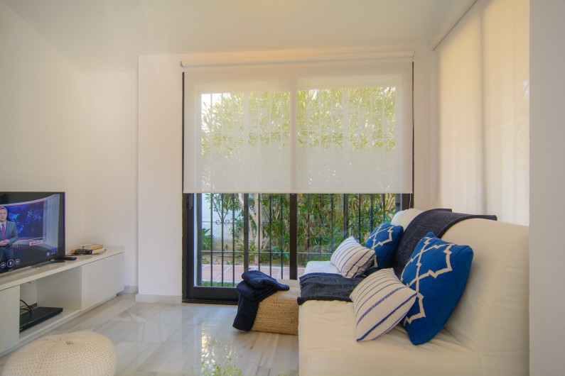 Location de vacances - Villa à Marbella - Coin salon avec canapé confortable et télévision intelligente