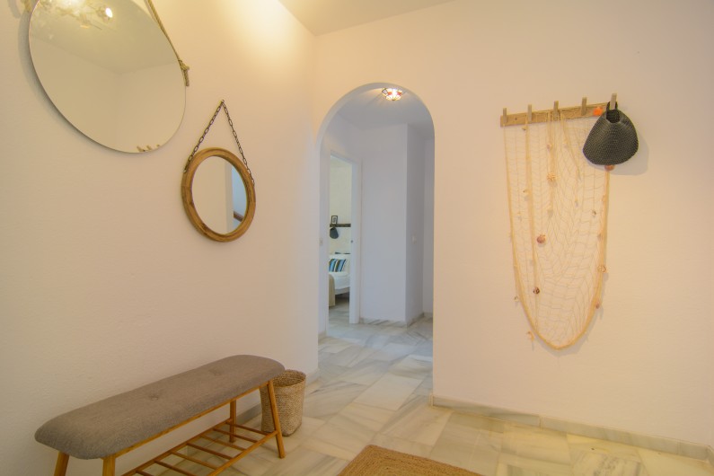 Location de vacances - Villa à Marbella - Design minimaliste dans un hall avec banc et miroirs
