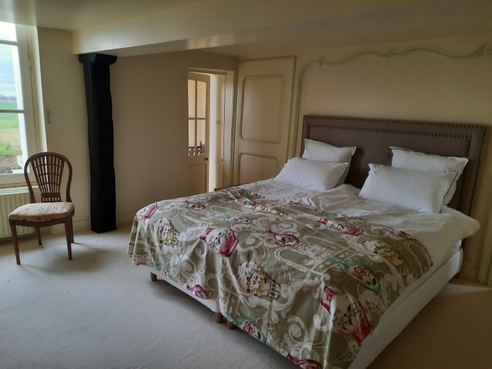 Location de vacances - Château - Manoir à Mesnil-Verclives - une chambre avec petit espace bebe à coté et salle de bain