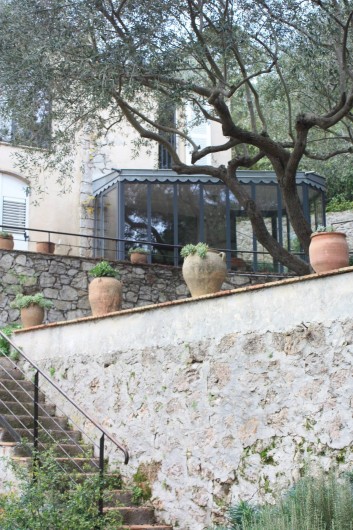 Location de vacances - Appartement à Sète - La salle à manger des hôtes vue du jardin