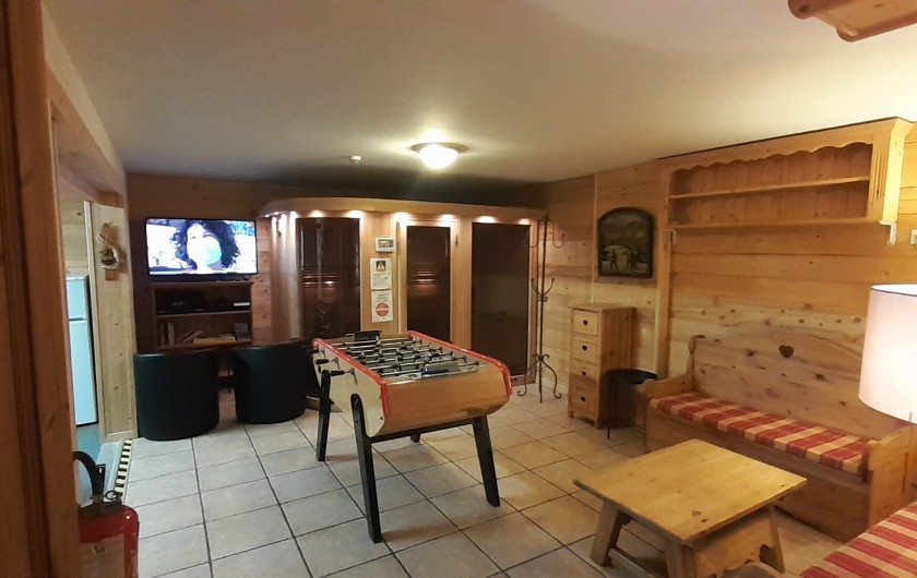 Location de vacances - Chalet à Châtel - salle avec sauna 8 pers et baby foot  e t billard et coin détente télé