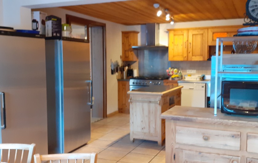 Location de vacances - Chalet à Châtel - cuisine 2 laves vaisselles 2 gros frigo congélateur cave a vin