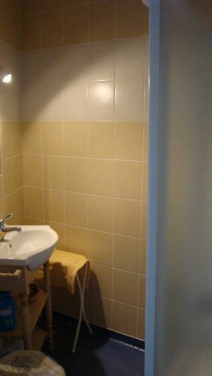 Location de vacances - Maison - Villa à Laps - Deuxième salle d'eau et WC au niveau des chambres.