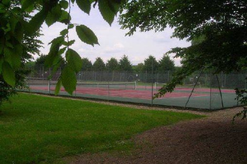 Location de vacances - Chalet à Bazoches-sur-le-Betz - Terrain de tennis