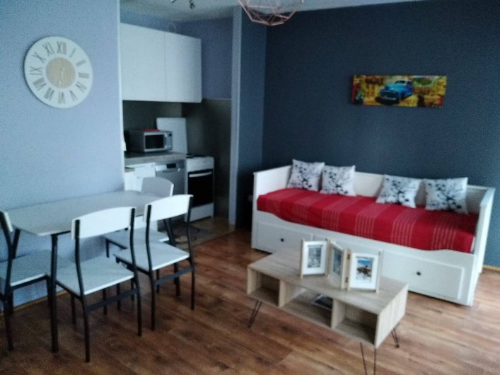 Location de vacances - Appartement à Briançon - Vue ensemble banquette lit et cuisine ouverte
