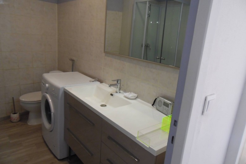 Location de vacances - Appartement à Briançon - Salle de bains avec la machine à laver