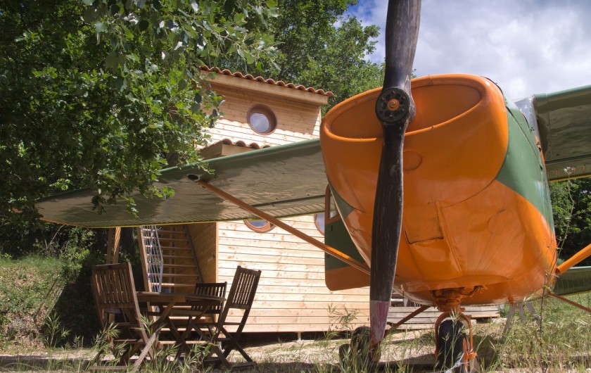 Location de vacances - Yourte à Barjac - Notre avion Cessna est loué avec sa "Tour de contrôle"