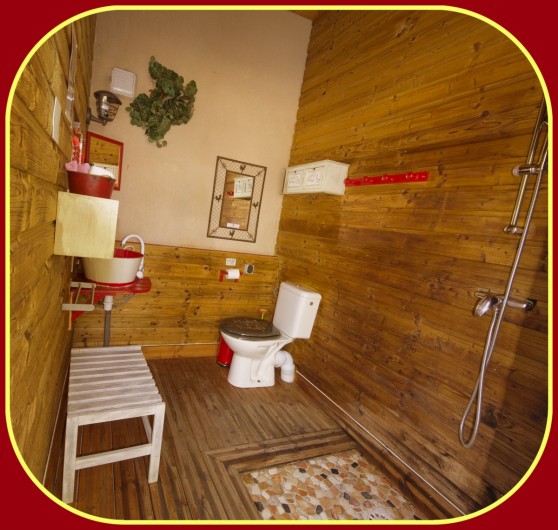 Location de vacances - Yourte à Barjac - Une salle d'eau PRIVATIVE à proximité de chaque hébergement