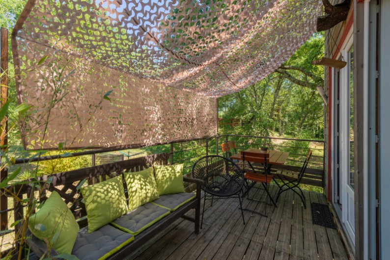 Location de vacances - Yourte à Barjac - Cabane familiale perchée dans les arbres avec terrasse ombragée