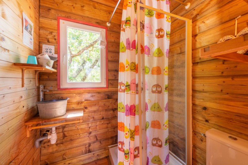 Location de vacances - Yourte à Barjac - Douche, lavabo et WC privés pour chaque hébergement insolite