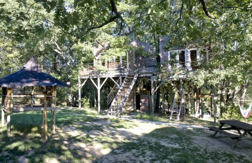 Location de vacances - Yourte à Barjac - Deux cabanes dans les arbres équipées d'une salle d'eau et d'une terrasse