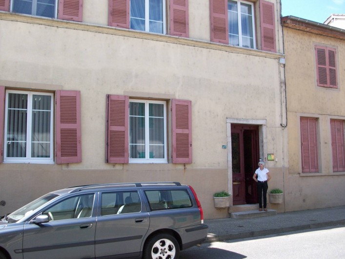 Location de vacances - Chambre d'hôtes à Saint-Trivier-de-Courtes - Côté rue où les hôtes arrivent à la Thébaïde