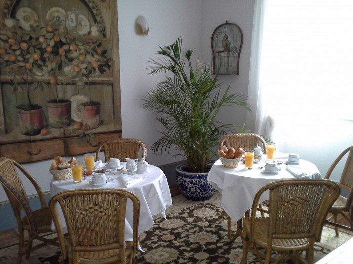 Location de vacances - Chambre d'hôtes à Saint-Trivier-de-Courtes - La salle "dés Potron-minet" où sont servis les petits déjeuners le matin.