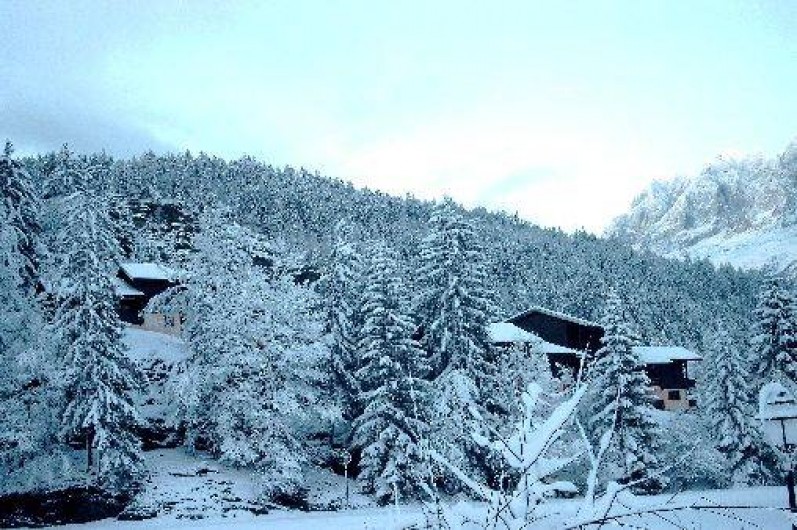 Location de vacances - Appartement à Les Houches - La résidence en hiver vue du lac