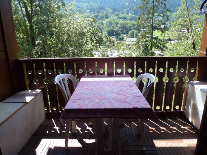 Location de vacances - Appartement à Les Houches - Le balcon vue lac ( store ,transats,rangement)
