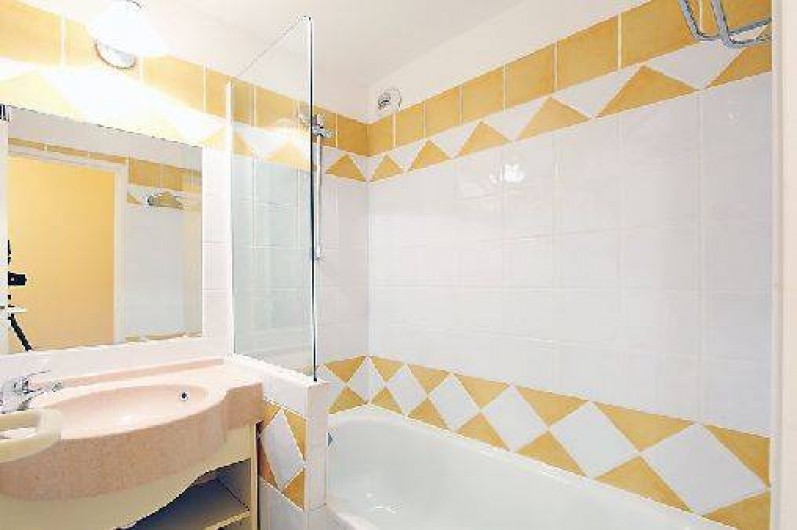Location de vacances - Appartement à Cannes - une des deux  salles de bain